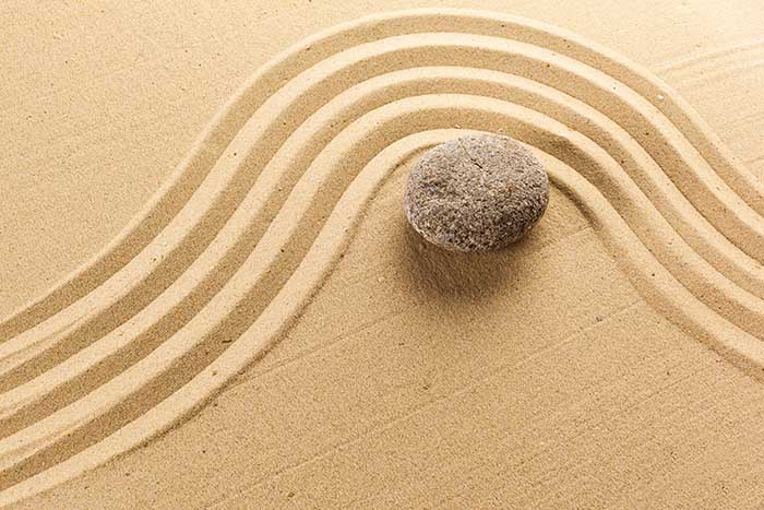 אבן עם עקבות בחול